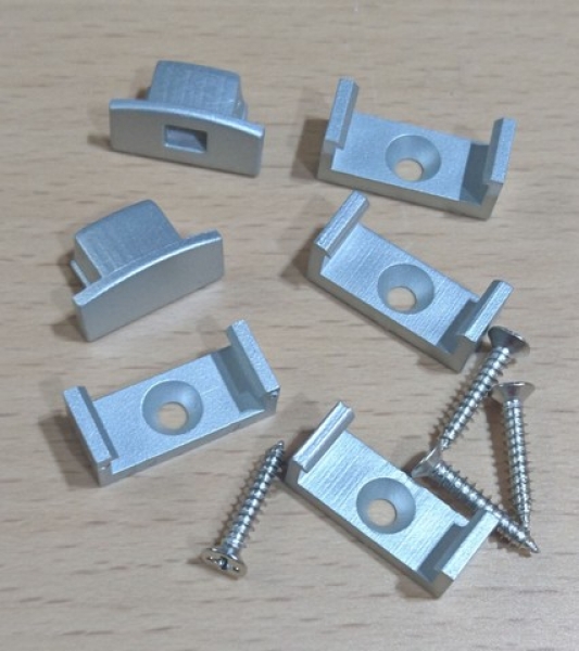 Zubehörtüte 2 x Endstück (mit und ohne Loch), 6 x Befestigungsklammer